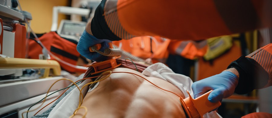 ​Do dziesięciu wzrosła liczba automatycznych, łatwych w obsłudze defibrylatorów (AED), umieszczonych w budynkach Uniwersytetu Medycznego we Wrocławiu. Na uczelni realizowana jest program "akcjAEDukacyjna - UMED dla serca".