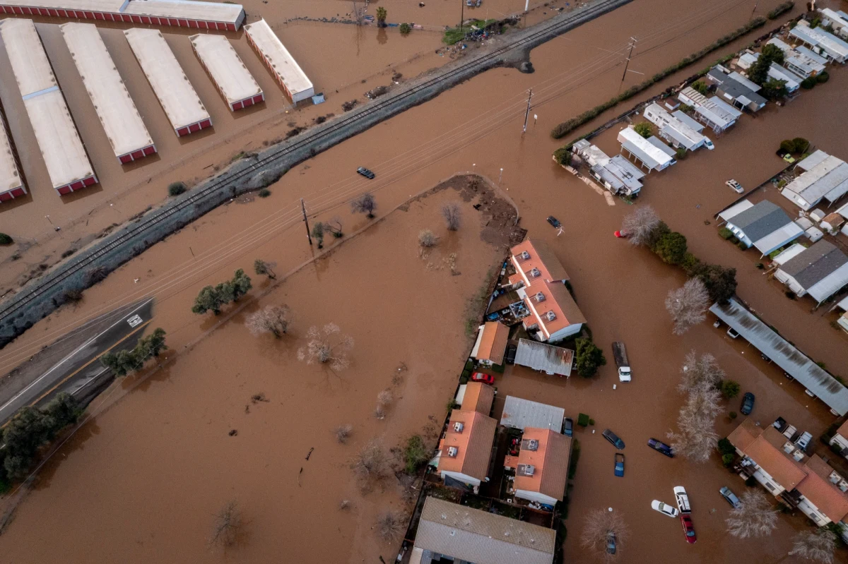 W wyniku burz, które nawiedziły Kalifornię, zginęło co najmniej 17 osób. W dużej części stanu opady sięgały od 400 do 600 proc. powyżej średniej. Na środę prognozowany jest kolejny napływ rzek atmosferycznych, czyli długich, wąskich strumieni powietrza, niosących ogromne ilości pary wodnej znad oceanów.