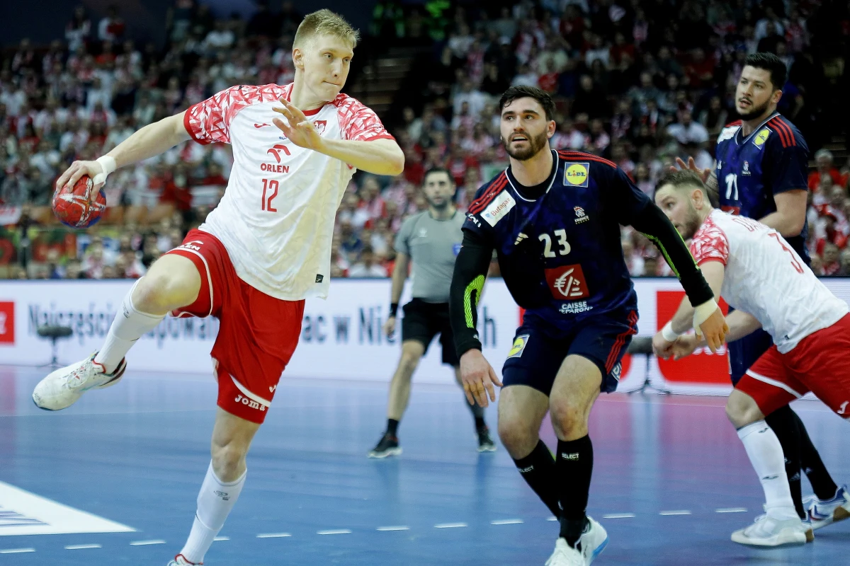 Polscy piłkarze ręczni przegrali inauguracyjne spotkanie mistrzostw świata z Francją 24:26 (13:14). Podopieczni Patryka Rombla długimi momentami grali z mistrzami olimpijskimi jak równy z równym, co na pewno daje duże nadzieje na przyszłość. Kolejne spotkanie Biało-Czerwoni rozegrają w sobotę ze Słowenią.