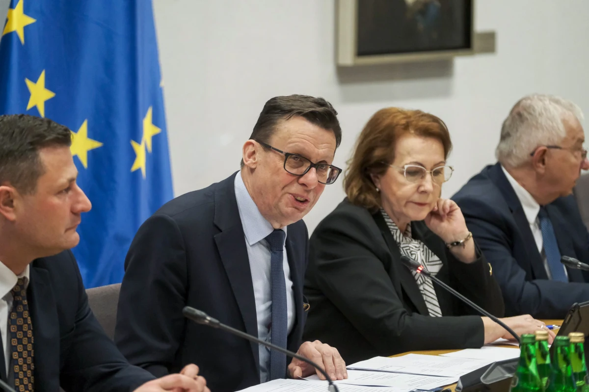 Sejmowa komisja sprawiedliwości zarekomendowała w czwartek około godz. 1:30 w nocy nowelizację ustawy o Sądzie Najwyższym. Wcześniej komisja zaakceptowała szereg uwag redakcyjnych Biura Legislacyjnego oraz jedną poprawkę PiS. Poprawki opozycji przekształcające główne z zapisów ustawy nie uzyskały większości.