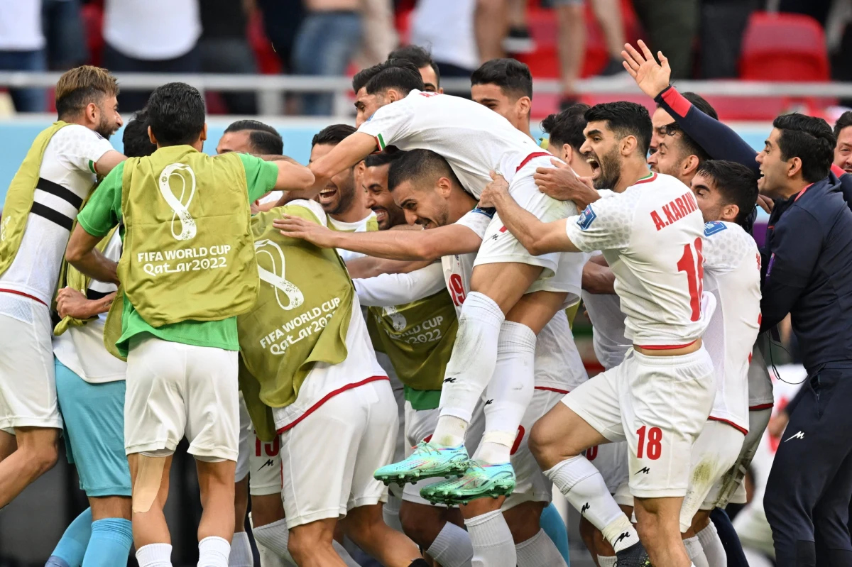 Bramkarz piłkarskiej reprezentacji Iranu Payam Niazmand przyczynił się do zwolnienia z irańskiego aresztu 20 osób. Wpłacił na poczet ich długów prawie 10 tys. dolarów - podaje na Twitterze Persian Soccer.