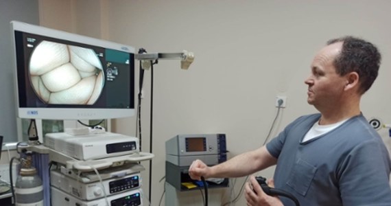 "Sztuczna inteligencja" pomoże lekarzom wykrywać nowotwory jelita grubego w Pabianickim Centrum Medycznym. Nowy sprzęt to wideokolonoskop z komputerowym systemem wspomagania diagnostyki.