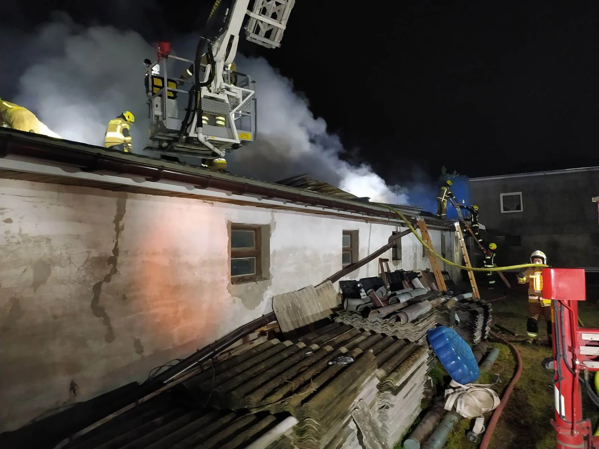 Około 600 tys. zł wynoszą straty po nocnym pożarze hali w której produkowano meble pod Lublinem. W akcji gaśniczej uczestniczyło 45 strażaków. Nie ma osób poszkodowanych. Policja wyjaśnia przyczyny pożaru.