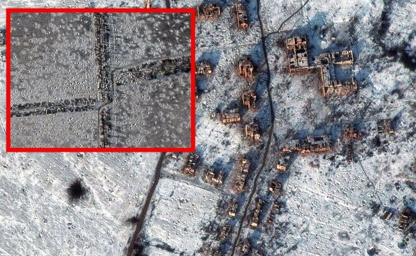 Nowe zdjęcia satelitarne udostępnione przez Maxar Technologies pokazują skalę rosyjskiej agresji na wschodnią część Ukrainy - Kreml za wszelką cenę stara się zdobyć kontrolę nad Bachmutem i Sołedarem, a tysiące kraterów po pociskach są tego najlepszym dowodem.