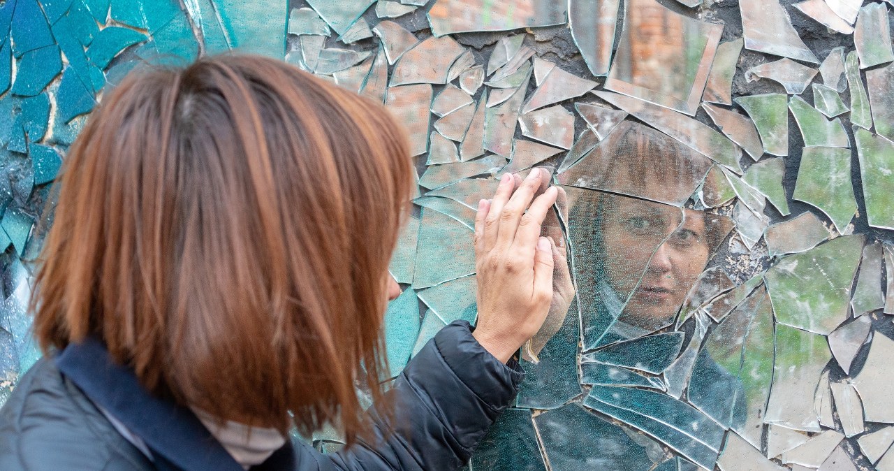 Pech po zbiciu lustra. Tak nasze prababki odczyniały urok