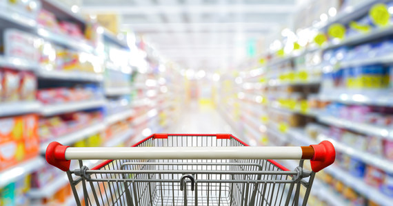 Najbardziej w minionym roku zdrożały produkty tłuszczowe, a najmniej - towary sypkie. Według analizy cen 10 produktów z grudnia 2021 i grudnia 2022 roku wynika, że najtańszą siecią sklepów był Auchan, a najdroższą - POLOmarket.