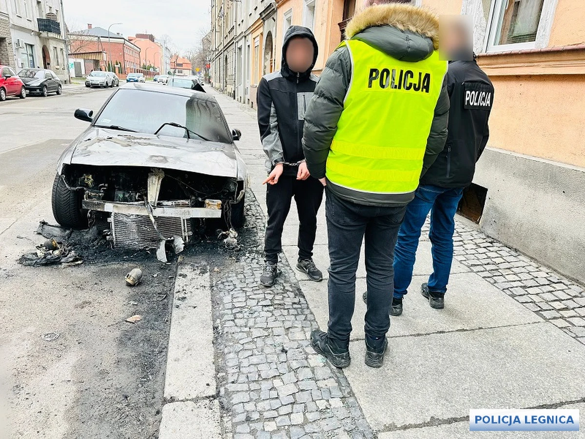 Policjanci zatrzymali 25-latka podejrzanego o podpalenie 10 pojazdów na terenie Legnicy. Mężczyzna został przesłuchany i złożył  wyjaśnienia. Za to o zrobił, odpowie teraz przed sądem, a grozić mu może kara do 5 lat pozbawienia wolności.