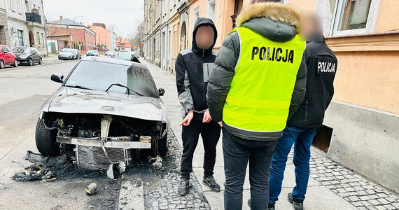 Policjanci zatrzymali 25-latka podejrzanego o podpalenie 10 pojazdów na terenie Legnicy. Mężczyzna został przesłuchany i złożył  wyjaśnienia. Za to o zrobił, odpowie teraz przed sądem, a grozić mu może kara do 5 lat pozbawienia wolności.