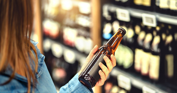 Krakowianie chcą wprowadzenia zmian dotyczących nocnej sprzedaży alkoholu w sklepach na terenie miasta. Tak wynika z przeprowadzonej od 17 października do 15 grudnia 2022 r. przez Urząd Miasta Krakowa ankiety, w której wzięło udział prawie 12 tyś. osób. Teraz sprawą zajmą się radni.