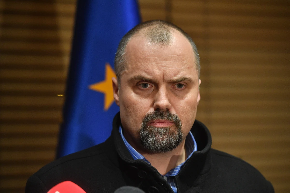 "Niestety sytuacja rodzinna i permanentna rozłąka z najbliższymi, okazały się dla mnie i moich dzieci sprawą nie do przezwyciężenia" - napisał w mediach społecznościowych Jakub Kumoch o swojej rezygnacji z funkcji Sekretarza Stanu w Kancelarii Prezydenta RP i Szefa Biura Polityki Międzynarodowej. Jak stwierdził, nie udało mu się jej rozwiązać. "Musiałem dokonać wyboru między obecnym obowiązkiem wobec Państwa oraz byciem ojcem. Ufam, że właściwego wyboru" - dodał. Prezydent odznaczył Kumocha Krzyżem Kawalerskim Orderu Odrodzenia Polski za zasługi w służbie dyplomatycznej. Następcą Kumocha został dotychczasowy wiceszef MSZ Marcin Przydacz. 