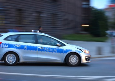​Uciekał kradzionym samochodem przez trzy powiaty. Rzucił siekierą w kierunku policjanta