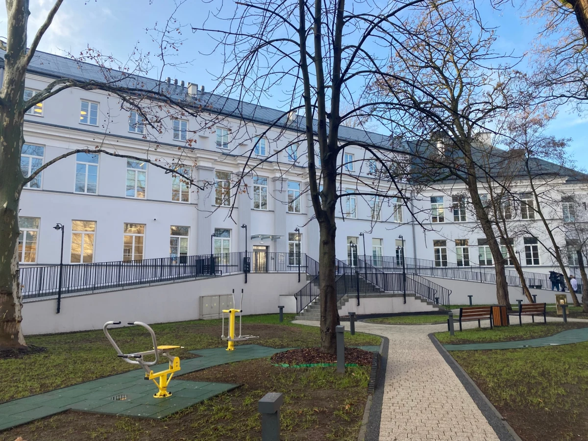 Już w poniedziałek pierwsi pacjenci trafią na wyremontowany oddział rehabilitacji neurologicznej w Szpitalu Wolskim w Warszawie. Za miesiąc - pacjenci będą przyjmowani na oddział rehabilitacji kardiologicznej. Nowoczesne i dobrze wyposażone oddziały będą przyjmować przede wszystkim osoby po udarach i po zawałach. To bardzo ważne, szczególnie przy problemach zdrowotnych związanych z pandemią. 