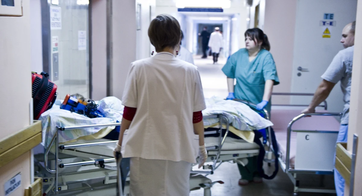 Są pierwsze, korzystne dla pielęgniarek, wyroki sądów pracy w sprawie wynagrodzeń w szpitalach. Chodzi o lecznice, które nie uznały kwalifikacji pielęgniarek i w ten sposób nie wypłaciły im gwarantowanych ustawą o minimalnych wynagrodzeniach w ochronie zdrowia podwyżek. Miesięcznie chodzi o ponad dwa tysiące złotych. Jak ustalił nasz dziennikarz, korzystne dla pielęgniarek wyroki zapadły między innymi w Łodzi i w Łomży. Kolejne sądy rozpatrują kolejne sprawy.