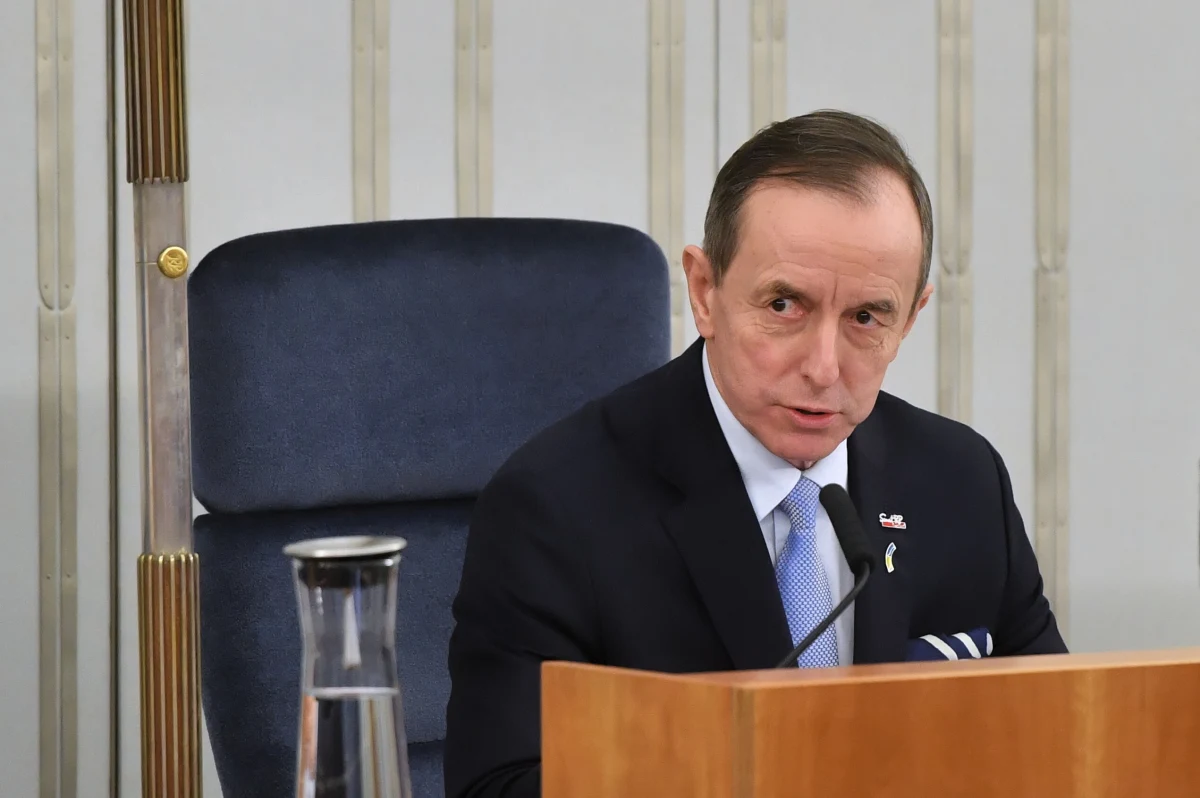 Kancelaria Senatu ujawniła dziś korespondencję między Pierwszą Prezes Sądu Najwyższego a Tomaszem Grodzkim. Marszałek Senatu wezwał wczoraj prof. Małgorzatę Manowską do przyjęcia ślubowania od wszystkich ławników, wybranych do Sądu Najwyższego przez Senat, a nie tylko niektórych z nich. 