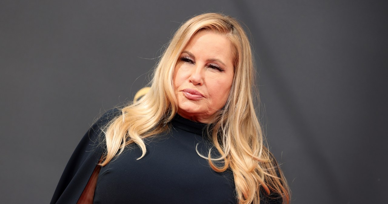 Niewiele brakowało, a w obsadzie serialu HBO "Biały Lotos" zabrakłoby Jennifer Coolidge. Aktorka znana z takich filmów jak "Legalna Blondynka" czy "American Pie" wyznała, że była skłonna porzucić rolę w serialu z powodu nadprogramowych kilogramów.