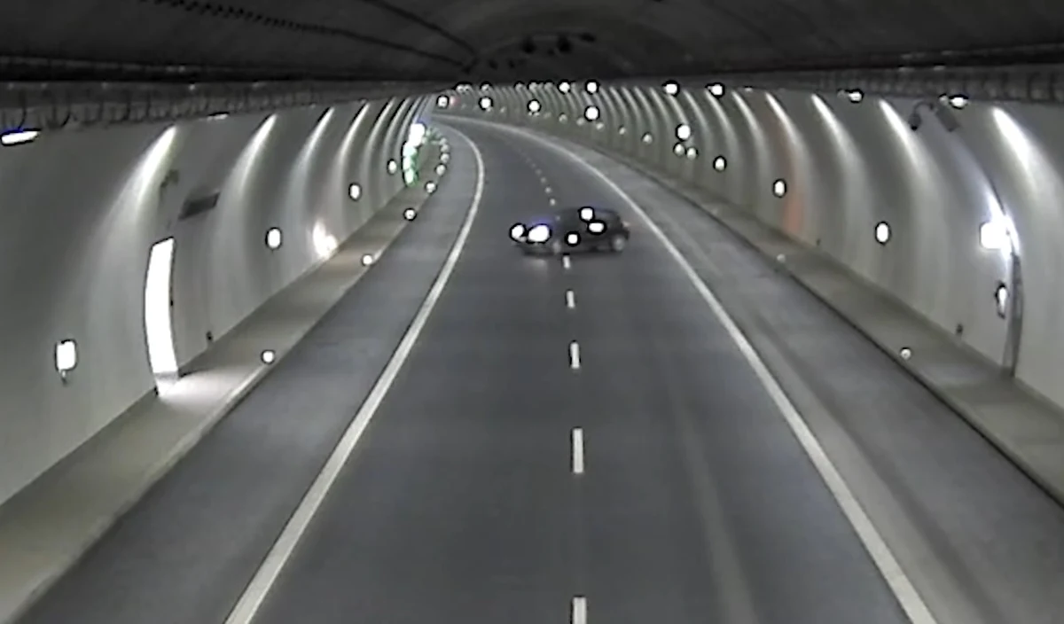 ​Monitoring tunelu w ciągu Zakopianki zarejestrował w środę o godz. 22:00 kierowcę osobówki, który w środku tunelu zawraca i jedzie pod prąd w kierunku węzła drogowego w Skomielnej Białej. Nagranie zostało przekazane policji, a film ku przestrodze opublikowała w czwartek GDDKiA.