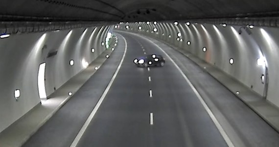 ​Monitoring tunelu w ciągu Zakopianki zarejestrował w środę o godz. 22:00 kierowcę osobówki, który w środku tunelu zawraca i jedzie pod prąd w kierunku węzła drogowego w Skomielnej Białej. Nagranie zostało przekazane policji, a film ku przestrodze opublikowała w czwartek GDDKiA.