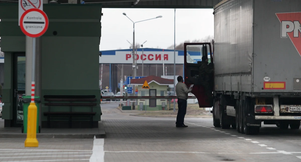 Weteran amerykańskiej marynarki wojennej Taylor Dudley, zatrzymany w kwietniu 2022 roku w obwodzie kaliningradzkim, został uwolniony z aresztu w Rosji i przybył do Polski. W negocjacje w sprawie Dudleya były zaangażowane Departament Stanu, a także ambasady USA w Warszawie i Moskwie - podaje CNN. 