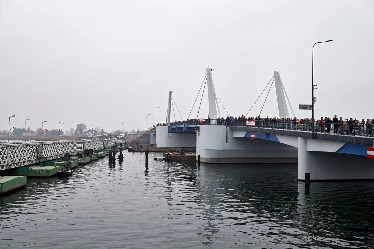 ​Dyrekcja Rozbudowy Miasta Gdańska (DRMG) poinformowała o awarii zwodzonego mostu w Sobieszewie (woj. pomorskie) nad Martwą Wisłą. Ruch samochodowy przebiega sprawnie. Martwą Wisłą nie przepłyną większe jednostki.