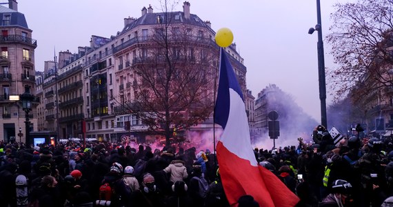 ​Francuska centrala związkowa CGT wezwała w czwartek do strajku rafinerie, które mają stanąć 26 stycznia na 48 godzin i 6 lutego na 72 godziny. Protesty przeciw reformie emerytalnej zapowiadają pracownicy kolei, metra, transportu miejskiego i drogowego, a nawet ministerstwa spraw zagranicznych.
