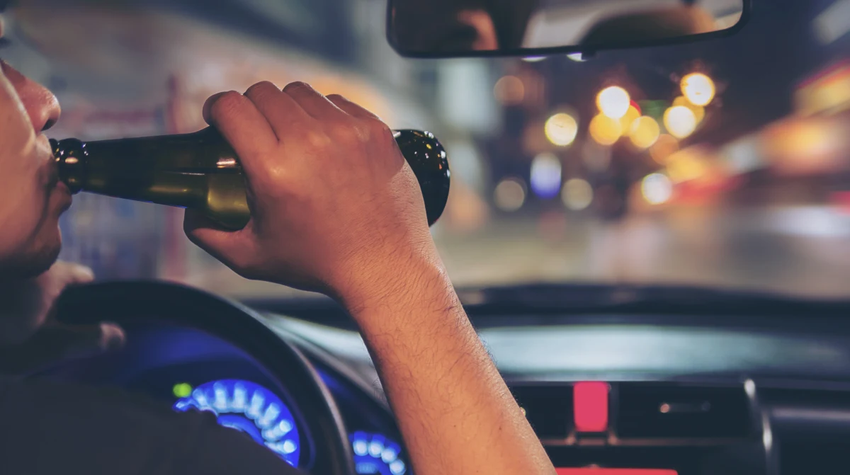 17-latek pod Krotoszynem wiózł autem cztery osoby. Samochód dachował. "To cud, że nic się nie stało pasażerom" - powiedział PAP oficer prasowy krotoszyńskiej policji asp. sztab. Piotr Szczepaniak. 