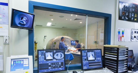​Nowoczesny sprzęt, który pozwoli na szybkie zbadanie małych pacjentów znalazł się w nowej pracowni rezonansu magnetycznego w szczecińskim szpitalu "Zdroje". Sprzęt do otwartej oficjalnie w czwartek pracowni przekazała Fundacja WOŚP.