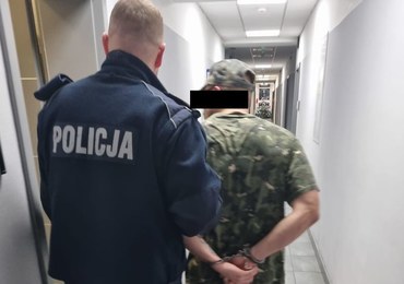 Młotkiem i kamieniami wybił szybę w komendzie