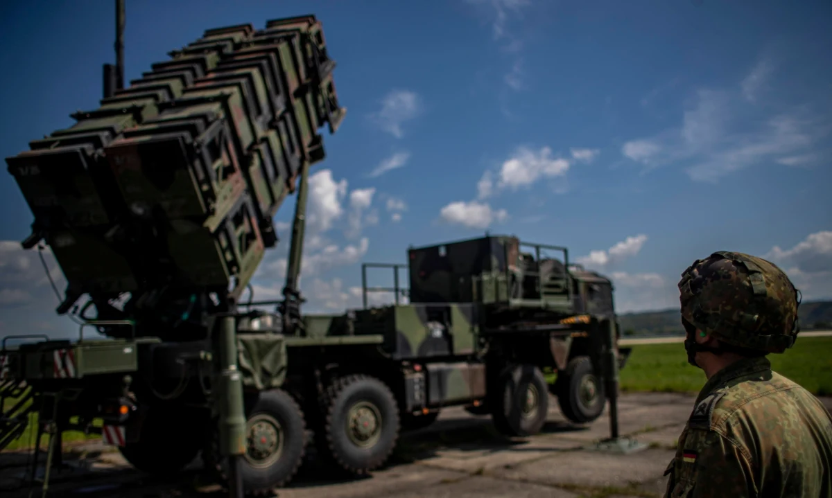 Niemiecka armia rozpoczęła przygotowania do dostarczenia Ukrainie i Polsce systemów Patriot z zapasów sił powietrznych. Jeszcze w styczniu rozpocznie się szkolenie ukraińskich żołnierzy w obsłudze Patriotów - podał portal dziennika "Sueddeutsche Zeitung".