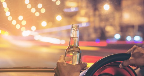 ​Ponad 3 promile alkoholu w organizmie miał 65-letni mieszkaniec gminy Rydzyna (woj. wielkopolskie), który jechał autem z otwartymi drzwiami, całą szerokością drogi. Do zatrzymania pijanego kierowcy doprowadzili świadkowie, którzy zawiadomili policję.
