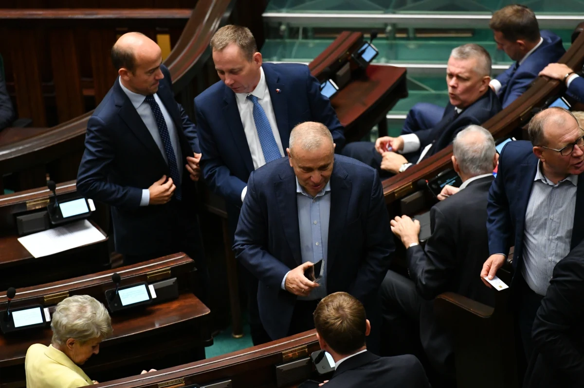 Jeśli rządzący nie ustąpią w sprawie poprawek do projektu ustawy o Sądzie Najwyższym, zjednoczona opozycja powinna zagłosować za jego odrzuceniem. Nie jest jej rolą uchwalanie ustaw sprzecznych z Konstytucją, tylko dlatego, że rząd sobie z tym nie radzi. A to rząd od lat partaczy zabieganie o środki z KPO, nie opozycja. 