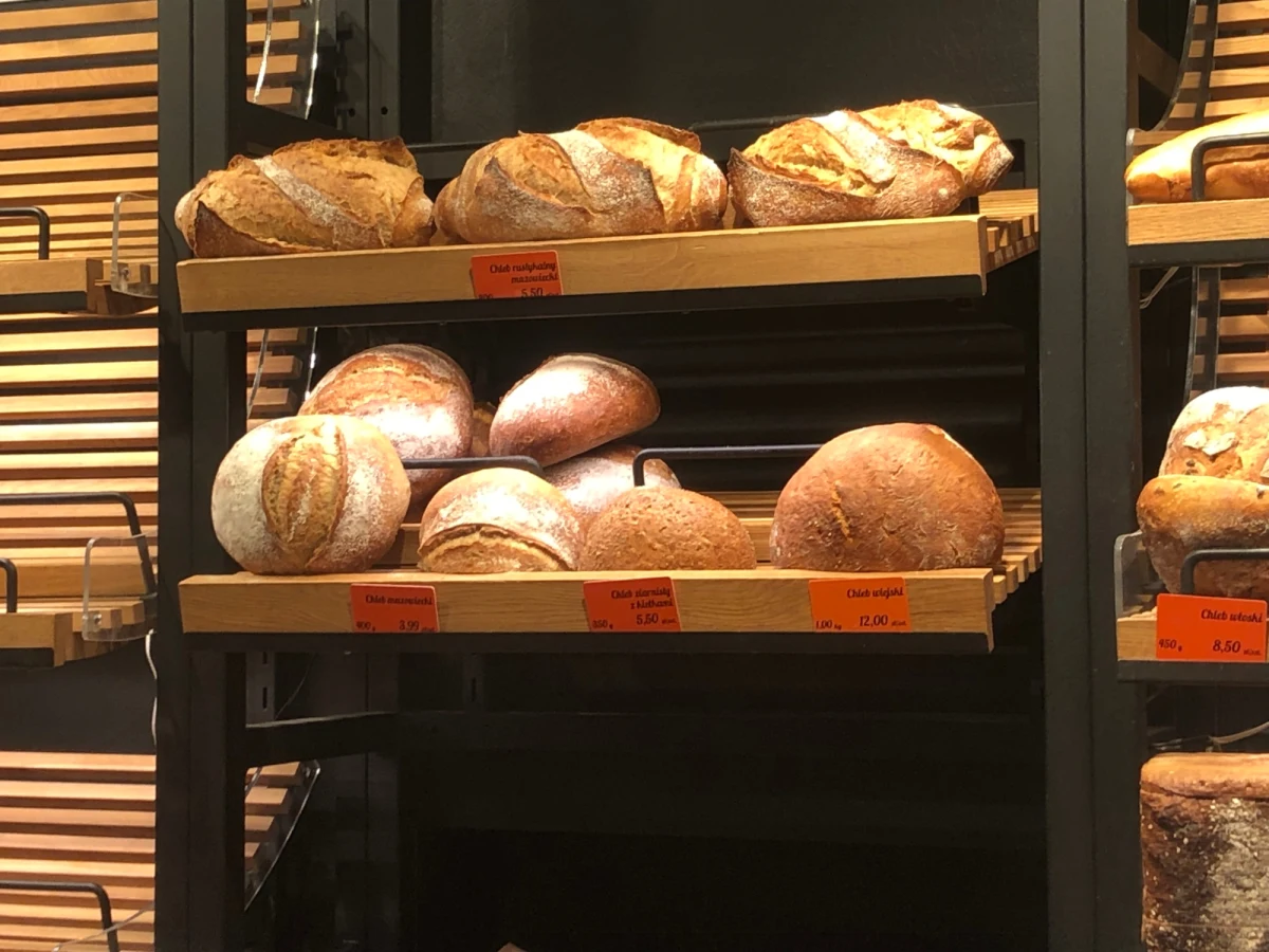 Po wypowiedzi prezesa Narodowego Banku Polskiego Adama Glapińskiego na temat cen chleba nasz dziennikarz sprawdza w okolicy warszawskiej centrali NBP, jakie tam są ceny pieczywa. Przypomnijmy, Glapiński na konferencji prasowej powiedział: "Poszedłem do sklepu w pobliżu, kupiłem, bo zwykle żona robi zakupy, wziąłem paragon, chleb u mnie w pobliżu kosztuje 2,99 zł".