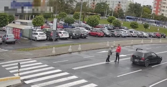 Niecodzienna sytuacja na wrocławskim osiedlu Grabiszyn. Przy parkingu jednego z centrów handlowych doszło do awantury między idącym pieszo seniorem i młodym mężczyzną, który jechał samochodem. Kierowca przejechał 77-latkowi po stopie. Co wyzwoliło w nim taką agresję?