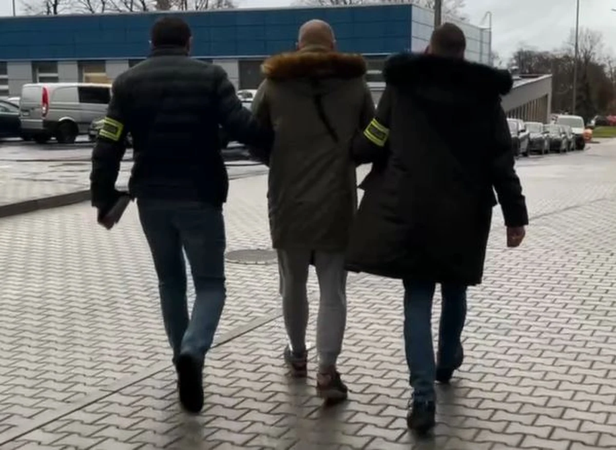 13 kg różnego rodzaju narkotyków o wartości pół miliona złotych, kilka sztuk broni palnej i kilkaset sztuk amunicji przejęli śląscy kryminalni i policjanci z CBŚP, którzy zatrzymali 28-latka. Podczas akcji jednocześnie wkroczyli do kilku mieszkań w Bytomiu, Chorzowie i Rudzie Śląskiej. W jednym z nich  znaleźli materiały wybuchowe z zapalnikiem, konieczna była ewakuacja kilkudziesięciu osób.  

