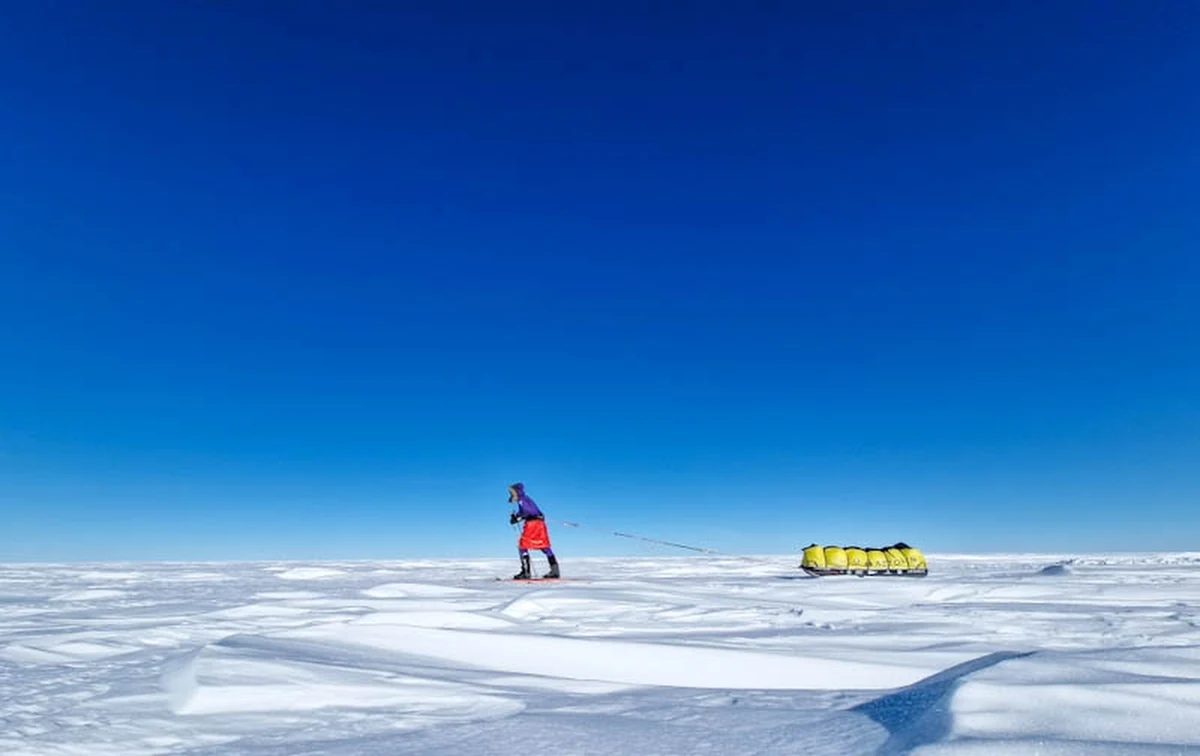 "Gdy doszedłem w to miejsce, panowała absolutna cisza, ale wiał delikatny wiatr i gdy zamknąłem oczy, siedząc na saniach, słyszałem tylko trzepot flag. Myślę, że zapamiętam to na bardzo, bardzo długo" - tak o pierwszych chwilach po zdobyciu bieguna południowego w specjalnym łączeniu z RMF FM z Antarktydy opowiada Matusz Waligóra. Nasz podróżnik po 58 dniach wędrówki osiągnął swój cel. Pokonał ponad 1200 kilometrów samotnie, bez wsparcia z zewnątrz. Jest czwartym polskim zdobywcą bieguna południowego. "Straciłem 18 kilogramów. To chyba dosyć wybitnie świadczy o tym, że nie była to łatwa wyprawa. Miała też dosyć mocne zacięcie sportowe. Myślę, że wszyscy, którzy idą do bieguna, rywalizują nie z innymi ludźmi, ale ze swoimi słabościami, lękami, strachem i jest w tym bardzo dużo ducha sportu. Choć gdy dochodzi się do mety, to nikt nie odgrywa Mazurka Dąbrowskiego, a po powrocie do Polski nikt nie przypnie do piersi medalu, to jednak taki mocno sportowy charakter był dla tej wyprawy bardzo charakterystyczny" - zaznacza w rozmowie z dziennikarzem RMF FM Michałem Rodakiem.