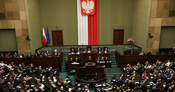 Sejm przyjął nowelizację ustawy o Sądzie Najwyższym. 203 posłów było za, 52 przeciw, a 189 wstrzymało się od głosu. Przyjęcie przez parlament nowelizacji może pomóc odblokować środki dla Polski z Krajowego Planu Odbudowy. Przepisy trafią teraz do prac w Senacie. Marszałek tej izby Tomasz Grodzki stwierdził: "Być może przyspieszymy posiedzenie, które jest planowane na 8 lutego".