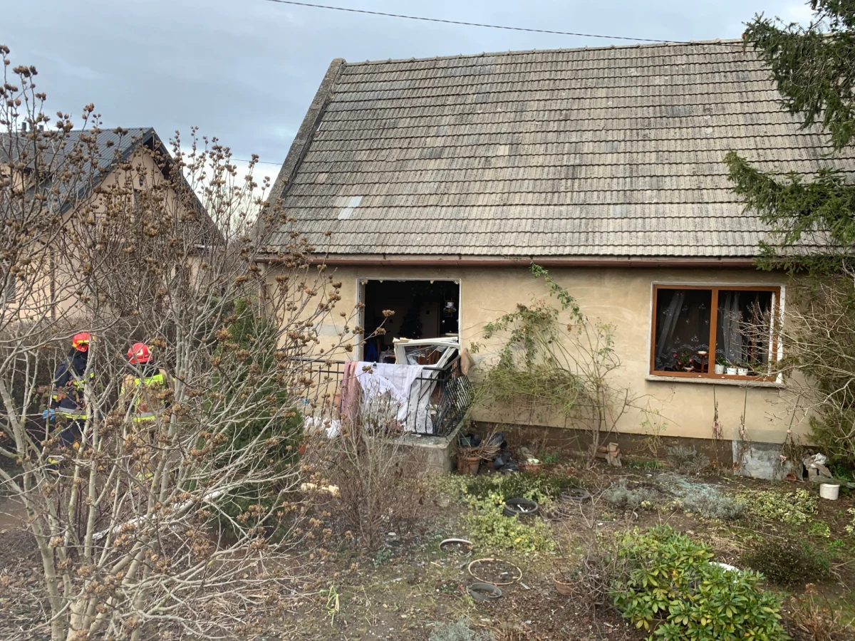 Jedna osoba została ranna w wybuchu butli z gazem w domu jednorodzinnym w Wojniczu. Na miejscu nadal pracują strażacy.