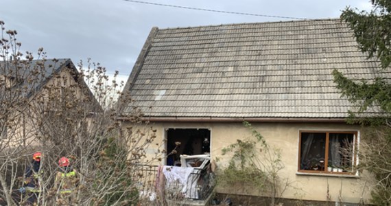 Jedna osoba została ranna w wybuchu butli z gazem w domu jednorodzinnym w Wojniczu. Na miejscu nadal pracują strażacy.