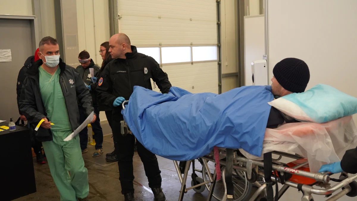 To jedyne takie miejsce w Europie, stworzone po to, by udzielić pomocy i schronienia osobom, które muszą kontynuować leczenie, ale nie mają na to szans w Ukrainie. W Rzeszowie-Jasionce prowadzi je Fundacja Polskie Centrum Pomocy Międzynarodowej. Chodzi o centrum ewakuacyjne Medevac Hub Jasionka. 