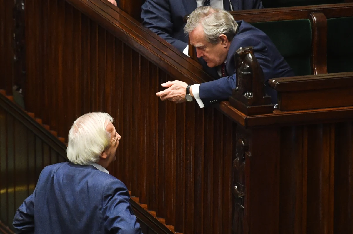 "Wydaje mi się bardziej prawdopodobne, że nie dostaniemy niż to, że dostaniemy"- powiedział o możliwości odblokowania Polsce środków z Krajowego Planu Odbudowy w rozmowie z Bogdanem Zalewskim w internetowym Radiu RMF24 politolog z Uniwersytetu Jagiellońskiego dr Jacek Sokołowski. Gość RMF24 skomentował wynik dzisiejszego głosowania w Sejmie, w trakcie którego przyjęto projekt nowelizacji ustawy o Sądzie Najwyższym. "Prawdą są te zarzuty, które stawia PiS, że Bruksela się rozpycha i robi zamach na polską suwerenność. Co nie zmienia faktu, że PiS niejako ten zamach sprowokował, dostarczył doskonałego pretekstu" - powiedział dr Jacek Sokołowski.