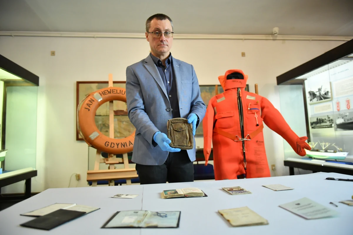 Narodowe Muzeum Morskie w Gdańsku zaprezentowało przedmioty, które otrzymało od drugiego elektryka Grzegorza Sudwoja, ocalałego z katastrofy promu "Jan Heweliusz". Jest wśród nich m.in. jego kombinezon ratunkowy. 