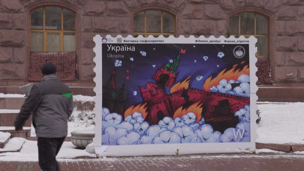 Na ulicach Kijowa pojawił się plakat przypominający znaczek pocztowy. Jego tematem jest stojący w płomieniach Kreml. Inicjatywa ma podtrzymywać na duchu walczący naród. Przechodnie chętnie fotografują się na tle plakatu i chwalą inicjatywę, wyrażając nadzieję, że już wkrótce owa wizja będzie mogła się ziścić. 