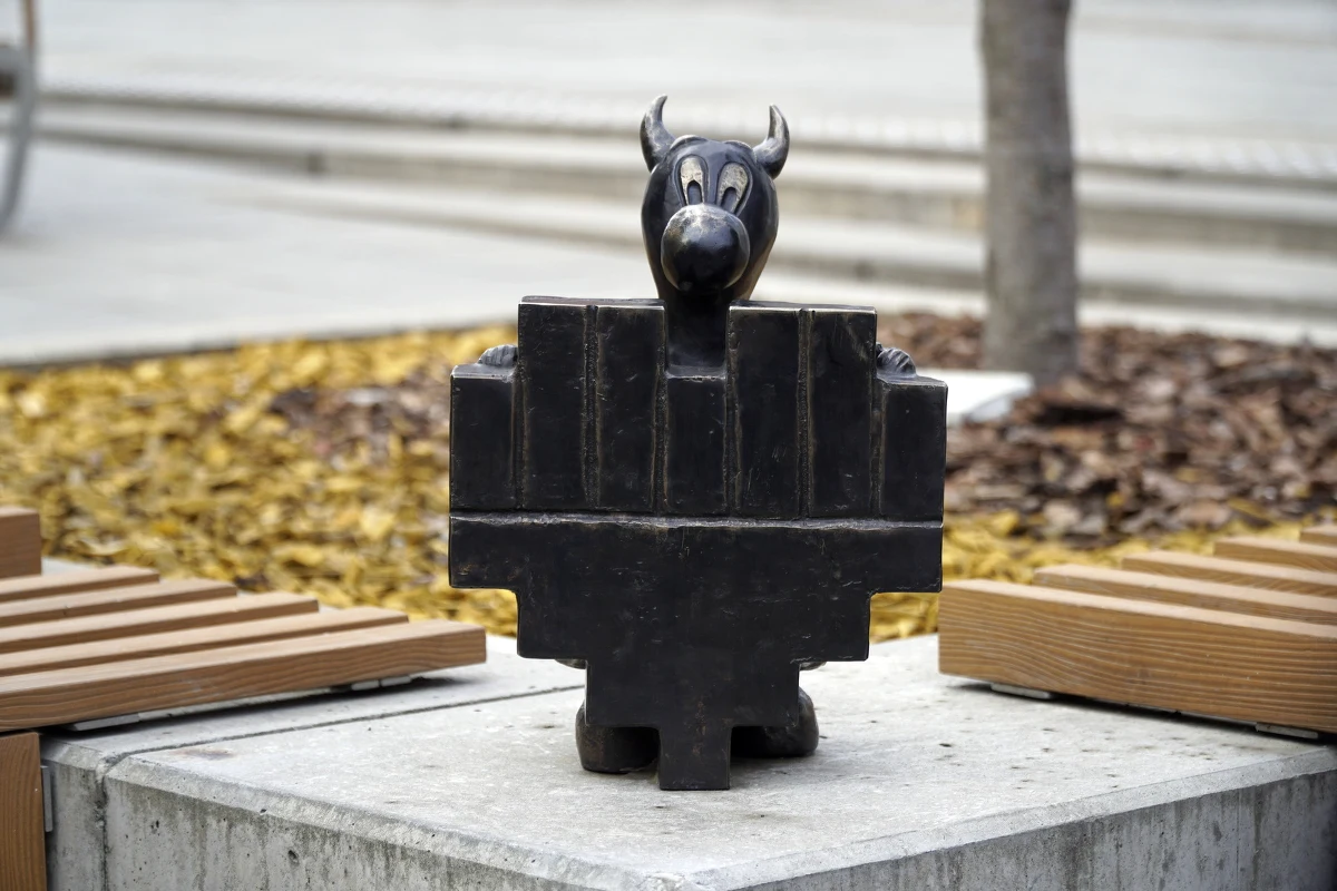 Kolejny Bebok pojawił się w Katowicach, tym razem na Placu Kwiatowym. To już 14. figurka w mieście. Beboki, którymi w śląskiej tradycji straszono małe dzieci, aby były grzeczne, dzisiaj wywołują raczej pozytywne skojarzenia. 
