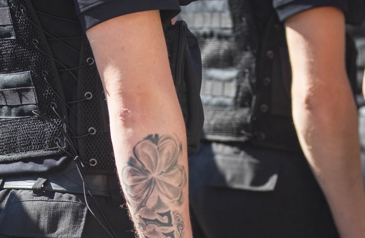 Komenda Główna Policji łagodzi warunki dotyczące wyglądu umundurowanych funkcjonariuszy. Chodzi między innymi o poluzowanie przepisów dotyczących tatuaży. Szef policji znowelizował właśnie regulamin.