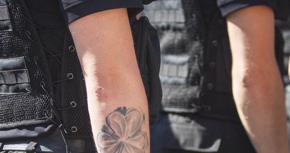 Komenda Główna Policji łagodzi warunki dotyczące wyglądu umundurowanych funkcjonariuszy. Chodzi między innymi o poluzowanie przepisów dotyczących tatuaży. Szef policji znowelizował właśnie regulamin.