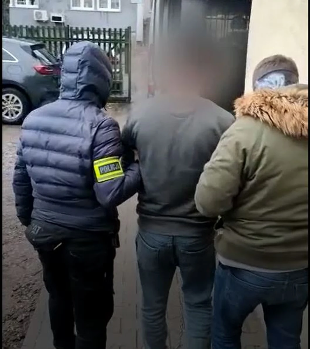 30-latek, który zaczepiał kobiety w Parku Tysiąclecia w Krakowie, został zatrzymany. To obywatel Azerbejdżanu. Podczas interwencji policjantów, był bardzo agresywny i rzucił w kierunku jednego z funkcjonariuszy nożem.

