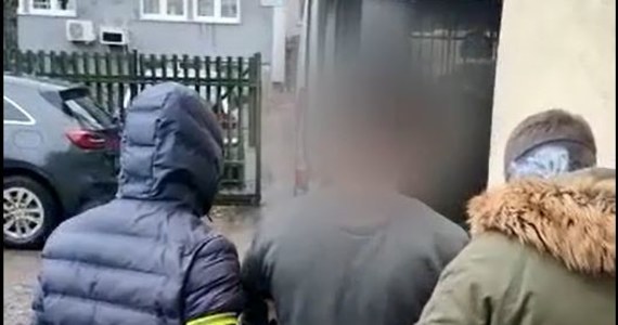 30-latek, który zaczepiał kobiety w Parku Tysiąclecia w Krakowie, został zatrzymany. To obywatel Azerbejdżanu. Podczas interwencji policjantów, był bardzo agresywny i rzucił w kierunku jednego z funkcjonariuszy nożem.

