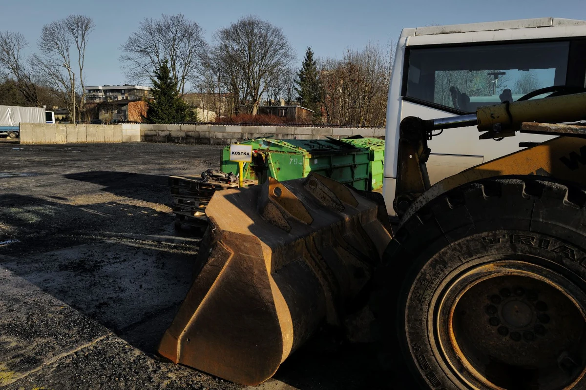 Węgiel z rządową dopłatą w Łodzi - źródłem politycznych przepychanek. Miasto alarmuje, że nie ma opału, aby sprzedawać go mieszkańcom. Dostawca w odpowiedzi zarzuca samorządowi brak dopełnienia formalności. W sprawę angażuje się wojewoda. 
