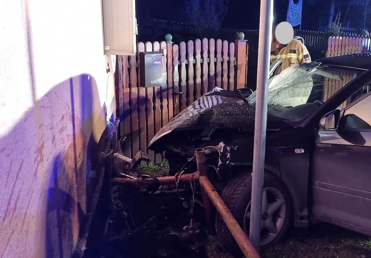 Prawie dwa promile alkoholu w organizmie miał 19-letni kierowca audi, który w Koperni (Świętokrzyskie) uderzył samochodem w dom. 