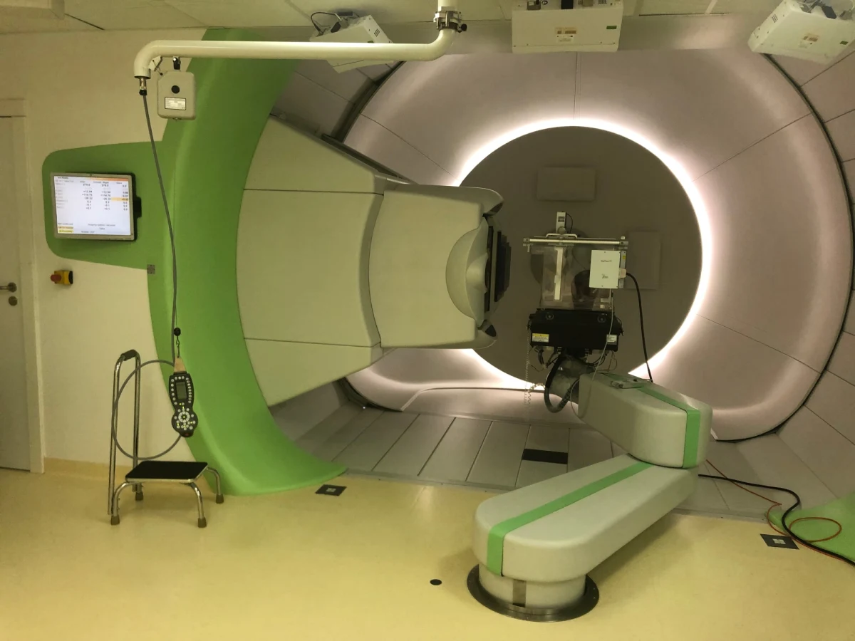 To przełom w leczeniu nowotworów u dzieci. Mali pacjenci wreszcie mogą korzystać z terapii protonowej przy wykorzystaniu jedynego w Polsce cyklotronu znajdującego się w krakowskim Instytucie Fizyki Jądrowej PAN.