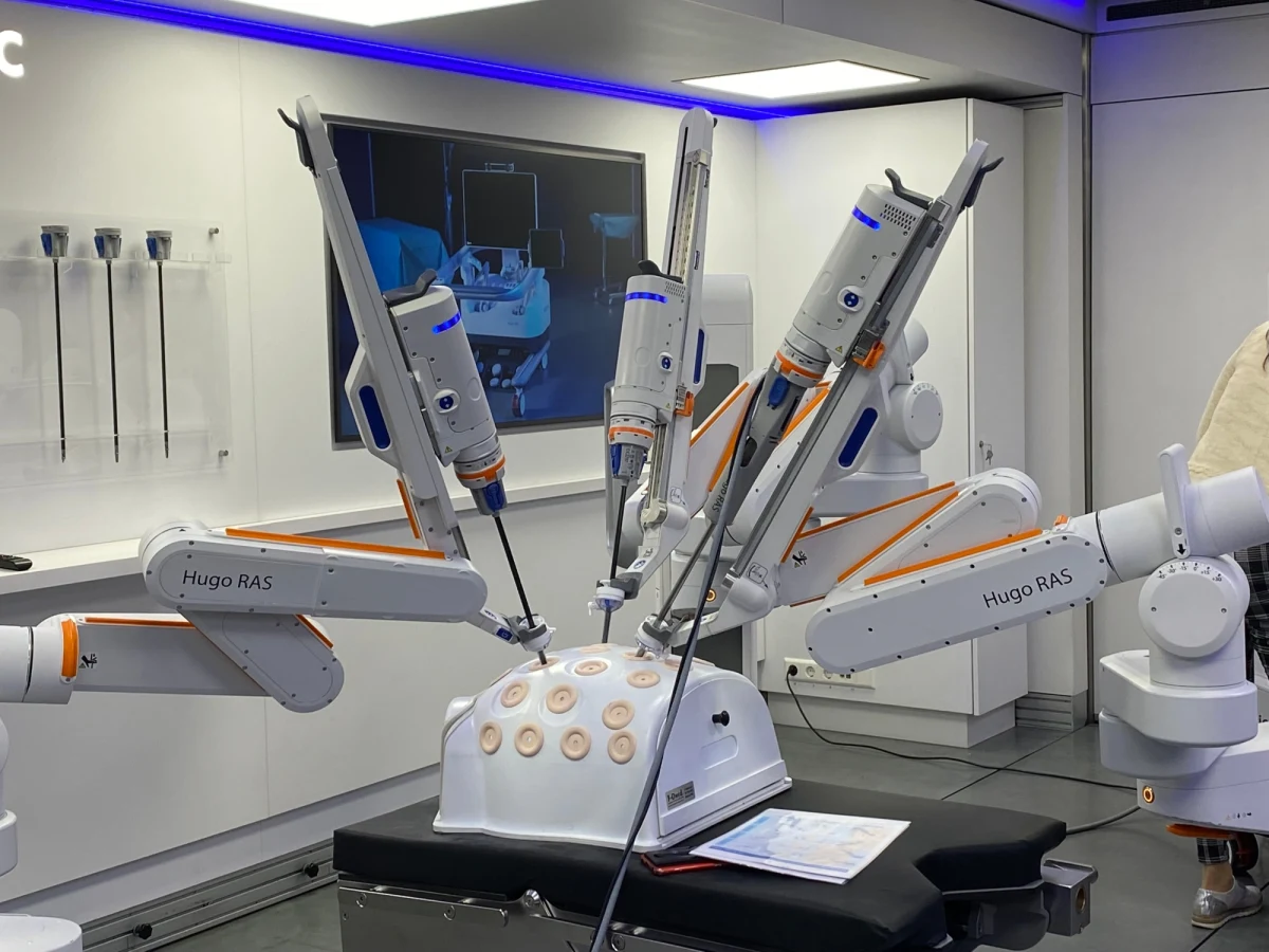 Może mieć 5, 6, 7, a nawet 8 ramion. Chirurg steruje ramionami i ogląda operowane miejsce z wielką dokładnością. Jest znacznie mniej krwi, a pacjent opuszcza szpital nawet w 24 godziny. Tak roboty chirurgiczne zachwala krajowy konsultant w dziedzinie ginekologii onkologicznej - prof. Mariusz Bidziński z Narodowego Centrum Onkologii. W Warszawie zaprezentowany został pierwszy mobilny robot operujący - HUGO.